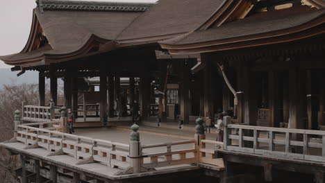 Nahaufnahme-Der-Ikonischen-Holzterrasse-Des-Historischen-Kiyomizudera-Tempels-In-Kyoto,-Japan,-Mit-Sehr-Wenigen-Touristen-Während-Der-Pandemie