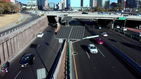 Drohne-Rückwärts-Sonnenkollektoren-Mexiko-Stadt-Auffahrt-Tageslicht