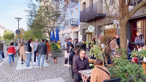 Stadtlandschaft-In-Berlin-Prenzlauer-Berg-Im-Herbst-Mit-Menschen,-Die-Sich-Im-Café-Entspannen