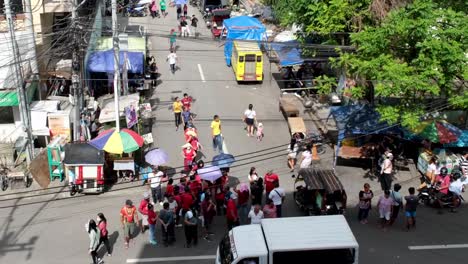 Menschen-Aus-Den-Philippinen-Versammeln-Sich-Mitten-Auf-Der-Straße-In-Davao-City