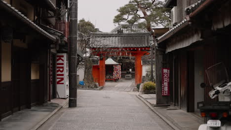 Eingang-Des-Yasaka-Koshindo-Tempels-Von-Einer-Ruhigen-Seitenstraße-In-Kyoto-Ohne-Touristen-Während-Der-Cvid-19-Pandemie