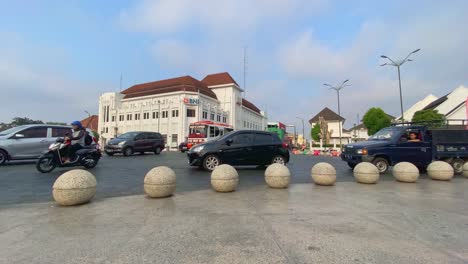 Yogyakarta-street-traffic-and-architecture,-static-view