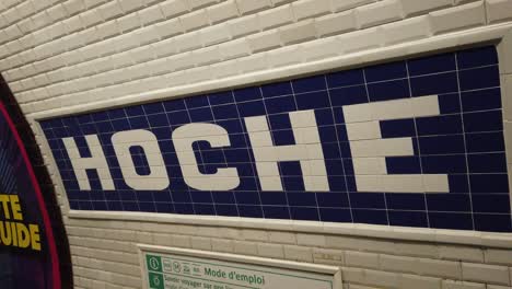 Cartel-Vintage-Del-Metro-De-París-Con-Azulejos-Antiguos,-Estación-De-Metro-Hoche