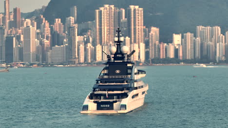 Die-Private-Superyacht-„Nord“-Ankert-In-Hongkong,-Im-Hintergrund-Die-Dichte-Stadtentwicklung-Hongkongs