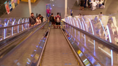 Käufer-Und-Touristen-Gehen-In-Einem-Einkaufszentrum-In-Pattaya,-Chonburi,-Die-Rolltreppen-Hinauf-Und-Hinunter