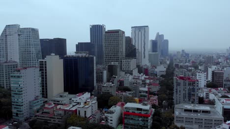 Luftaufnahme-Stadtviertel-Mexiko-Stadt-Skyline-Kalter-Winter-Bewölkter-Nebel-Morgenkälte