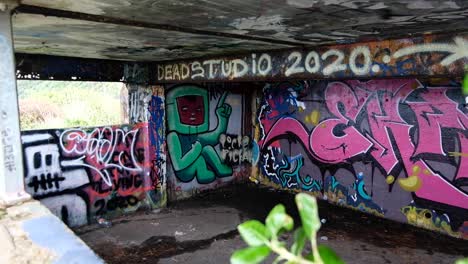 Blick-Auf-Den-Mit-Graffiti-Besprühten-Bunker-Aus-Dem-2.-Weltkrieg-In-Oruaiti,-Früher-Bekannt-Als-Fort-Dorset-An-Der-Breaker-Bay-In-Wellington,-Neuseeland,-Aotearoa