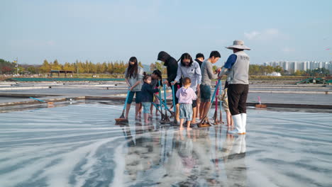 Siheung-Gaetgol-Eco-Park-People-With-Children-Experience-Traditional-Korean-Salt-Making-Technique