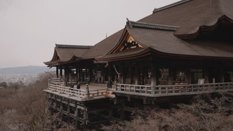 Berühmte-Holzterrasse-Des-Historischen-Kiyomizudera-Tempels-In-Kyoto-Mit-Sehr-Wenigen-Touristen-Während-Der-Pandemie