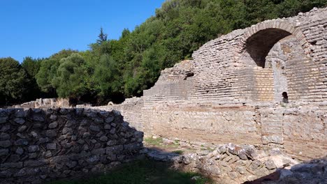 Perdido-En-El-Tiempo:-Los-Turistas-Exploran-Los-Edificios-Del-Anfiteatro-En-Ruinas-Y-Los-Antiguos-Muros-De-Piedra-En-El-Sitio-Arqueológico-De-Butrint