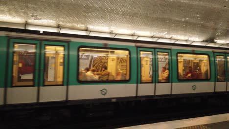 Un-Tren-Del-Metro-Sale-Con-Gente-En-La-Estación-De-Metro-Hoche-De-París