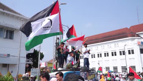 Los-Pueblos-Estaban-Parados-En-El-Escenario-Sosteniendo-Banderas-Indonesias-Y-Palestinas-Durante-La-Manifestación---Campaña-Por-La-Paz,-Indonesia