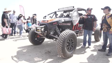 Personas-Mostrando-Un-Buggy-De-Rally-Raid-En-La-Carrera-Baja-500-En-México-Durante-El-Día