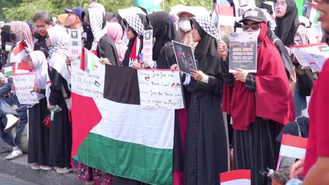 Muslime-Halten-Palästinensische-Flaggen-Und-Papier-Mit-Der-Aufschrift-„Frieden-–-Friedenskampagne“.