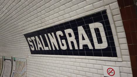 Estación-De-Metro-Stalinard-De-París-Signo-De-Mosaico-Vintage-Exhibición-De-Primer-Plano