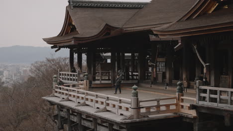 Famous-wooden-terrace-at-Kiyomizudera-turned-deserted-with-few-tourists-during-the-pandemic