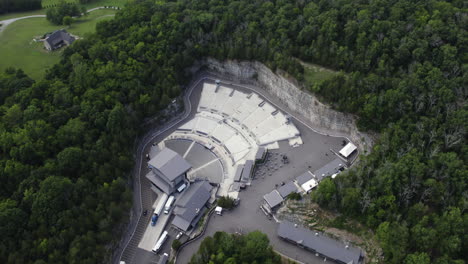 Drone-shot-circling-the-FirstBank-Amphitheater,-overcast-day-in-Tennessee,-USA