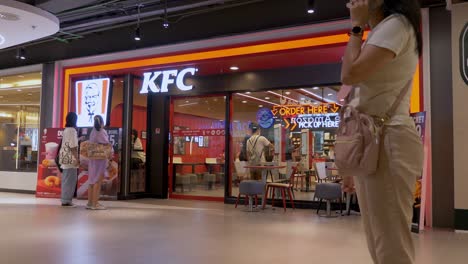 Popular-Cadena-De-Comida-Rápida-KFC-Dentro-De-Un-Centro-Comercial-Frecuentado-Por-Clientes