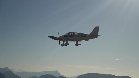 Kleines-Propellerflugzeug,-Das-An-Einem-Sonnigen-Tag-über-Die-Alpen-Fliegt,-Blick-Aus-Dem-Cockpit