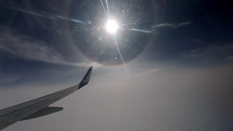 Ala-De-Avión-Ryanair-Y-Winglet-A-Gran-Altura-Con-Vista-Al-Sol-Y-Su-Halo.