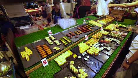 Die-Elektronische-Fliegenklatsche-Dreht-Sich-über-Dem-Thailändischen-Streetfood-Stand-Mit-Sushi-Zu-Günstigen-Preisen