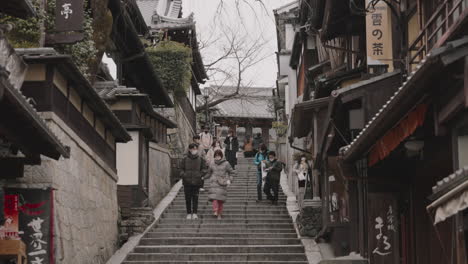 Touristen,-Die-Die-Ninenzaka-Treppe-Im-Ruhigen-Und-Traditionellen-Higashiyama-Viertel-In-Kyoto,-Japan,-Hinuntergehen,-Mit-Wenigen-Touristen-Während-Der-Covid-19-Pandemie