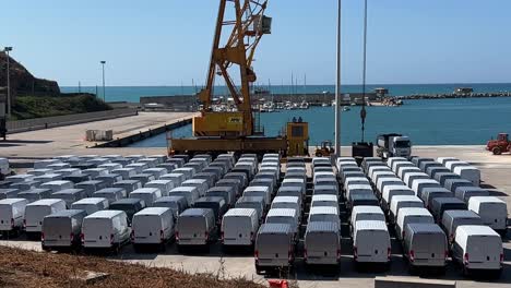 Weiße-Lieferwagen,-Die-Bereit-Sind,-Am-Hafen-Von-Punta-Penna-In-Italien-Auf-Ein-Schiff-Verladen-Zu-Werden
