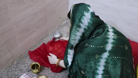 Mujeres-Indias-Que-Realizan-Rituales-Sagrados-En-Casa-Para-El-Bienestar-De-Los-Niños-Desde-Diferentes-ángulos-Con-Motivo-De-Jitiya-Vrat-O-Nirjala-Vrat-En-India