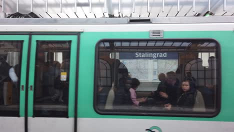 Tren-De-Tiro-Del-Metro-De-París-Saliendo-De-La-Estación-Stalinard-Al-Aire-Libre,-Tiro-De-Primer-Plano-De-Francia