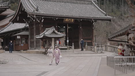 Junge-Japanische-Mädchen-In-Bunten-Kimonos,-Die-Während-Der-Pandemie-Im-Winter-Vor-Dem-Leeren-Eingang-Von-Kiyomizudera-Spazieren