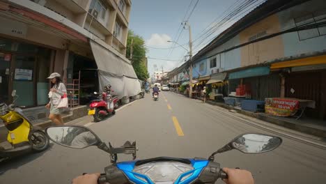 Standpunkt,-Der-Mit-Dem-Moped-Durch-Die-Straßen-Thailands-Fährt
