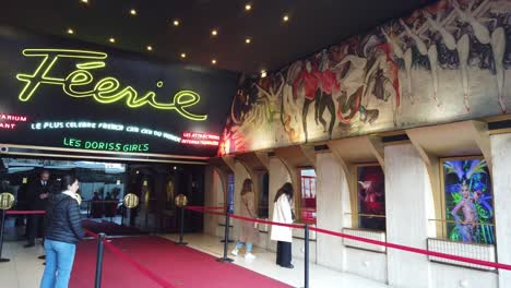 Pariser-Moulin-Rouge,-Eintrittskartenhalle-Mit-Rotem-Teppich,-Französisches-Theater