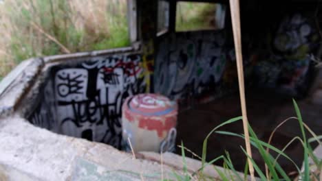 Blick-In-Einen-Mit-Graffiti-Bedeckten-Bunker-Aus-Dem-2.-Weltkrieg-In-Oruaiti,-Früher-Bekannt-Als-Fort-Dorset-In-Breaker-Bay-In-Wellington,-Neuseeland,-Aotearoa