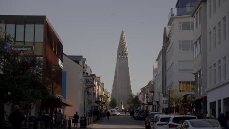 Blick-Auf-Die-Straße-Des-Schulwächterpfads-Mit-Der-Hallgrímskirkja-Kirche,-Reykjavik,-Island