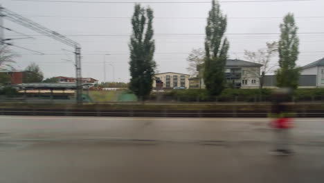 POV-Aus-Dem-Fenster:-Nahverkehrszug-Kommt-Am-Bahnsteig-In-Finnland-An