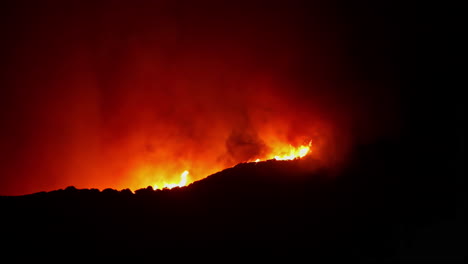Rauch-Schoss-Aus-Einem-Brennenden-Feuer-In-Malaga,-Spanien,-In-Einer-Dunklen-Nacht