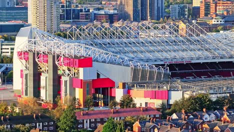 Toma-Aérea-Con-Zoom-Que-Muestra-El-Famoso-Old-Trafford-En-Manchester-Durante-La-Hora-Dorada---Toma-En-Aumento-Con-Drones