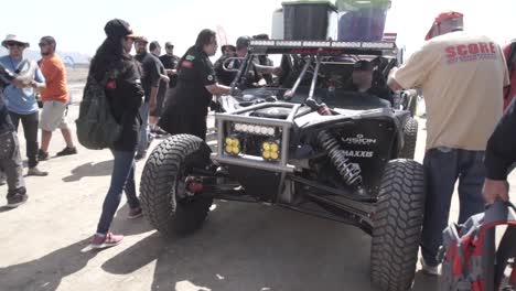 Many-people-tuning-up-a-4x4-buggy-at-the-Baja-500-race-in-Mexico
