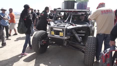 Mucha-Gente-Afinando-Un-Buggy-4x4-En-La-Carrera-Baja-500-En-México