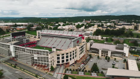 Exterior-Icónico-Con-Un-Vistazo-Al-Interior-Del-Estadio-Razorback-En-Fayetteville,-Arkansas.