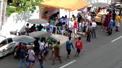 La-Gente-De-Filipinas-Se-Reúne-A-Lo-Largo-De-La-Carretera-En-La-Ciudad-De-Davao.