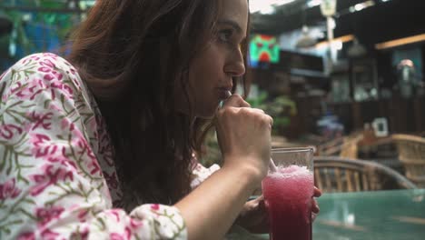 Eine-Indische-Frau-Genießt-Am-31.08.2023-Einen-Drink-In-Einer-Traditionellen-Indischen-Bar-In-Panaji,-Goa,-Indien