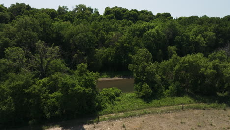Paisaje-Natural-Con-Río-Y-Exuberante-Vegetación-En-Oronoco,-Minnesota,-EE.UU.---Disparo-De-Drones