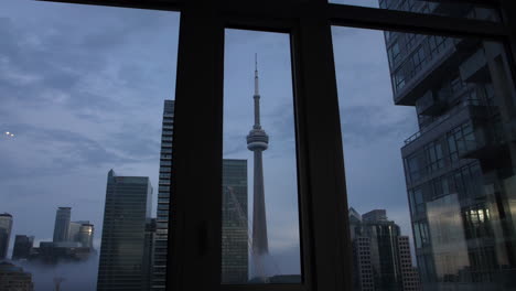 Blick-Durch-Ein-Wohnungsfenster-Auf-Den-Toronto-CN-Tower