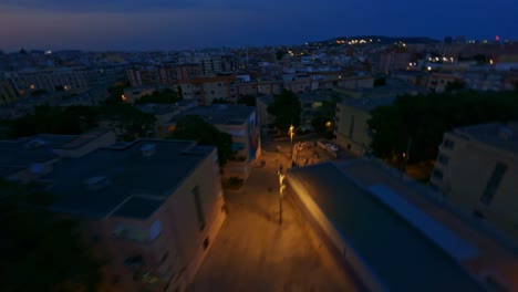 FPV-Luftaufnahmen,-Die-Nachts-über-Städtische-Wohngebäude-Fliegen