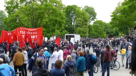 Manifestantes-Anti-G7-Con-Banderas-Rojas-Marchando-Tranquilamente-Por-La-Calle-De-La-Ciudad-De-Québec,-Canadá