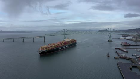 Das-MSC-Frachtschiff-Verlässt-Astoria,-Oregon,-USA,-Um-Mit-Handelsgütern-Den-Ozean-Zu-überqueren