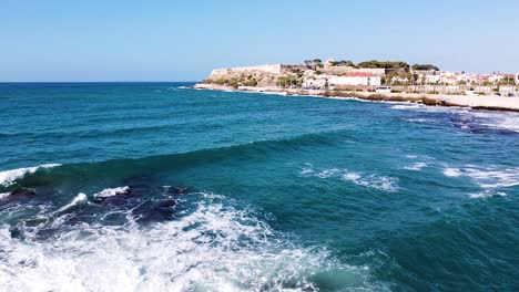 Küste-Der-Stadt-Rethymno-Mit-Wunderschönen-Wellen,-Luftaufnahme