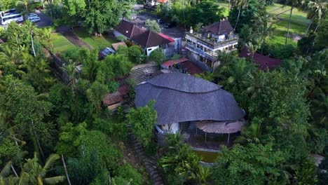 Alojamiento-Privado-Para-Escapadas-Con-Naturaleza-Tropical-Cerca-De-La-Cascada-De-Tegenungan,-Isla-De-Bali,-Ubud,-Indonesia
