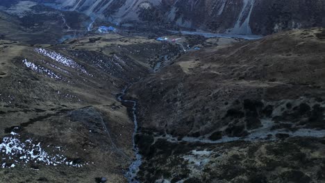 Volando-Sobre-Terreno-De-Formaciones-Rocosas-De-Piedra-En-Nepal,-Cadenas-Montañosas-Empinadas